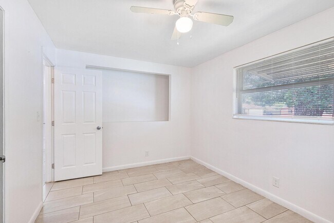 Building Photo - 6111 NW 43rd Ave