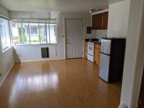 Building Photo - 6538 Ravenna Ave NE