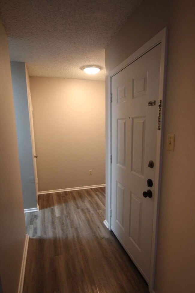 Building Photo - Coming Soon: 2 Bedroom, 1 Bathroom Downsta...