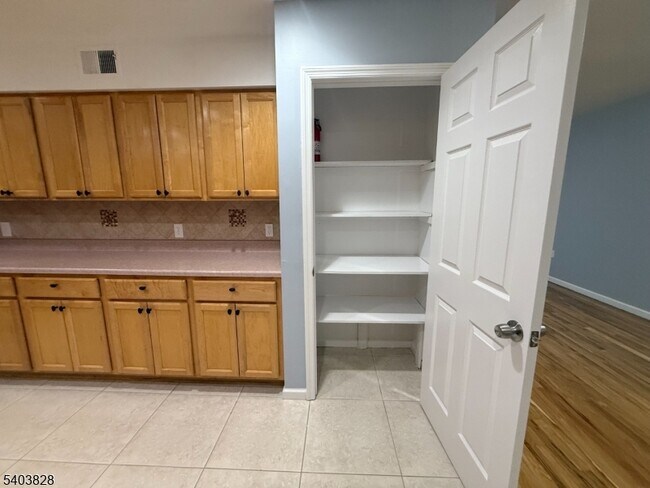 Building Photo - 527 4th Ave