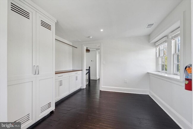 Building Photo - 767 Newtown Rd