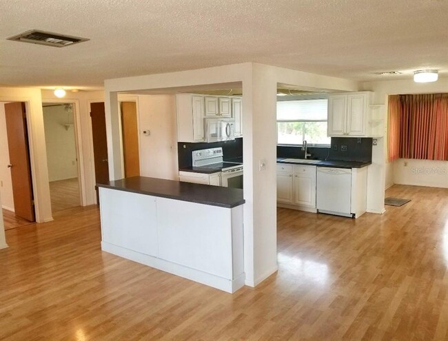 Building Photo - 10140 Glen Moor Ln