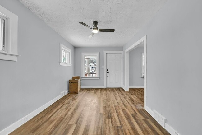 Building Photo - 1728 Hillview Rd