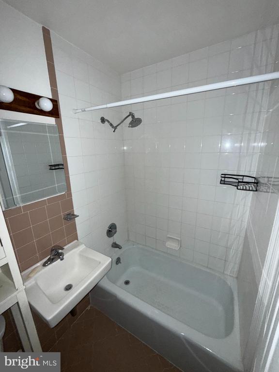 Building Photo - 14 E Broad St