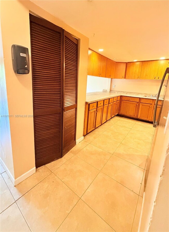 Building Photo - 948 SW 74th Ave