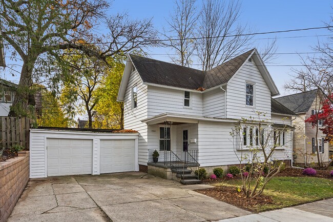 Building Photo - Immediate Move In Remodeled 3 Bed in Eastown