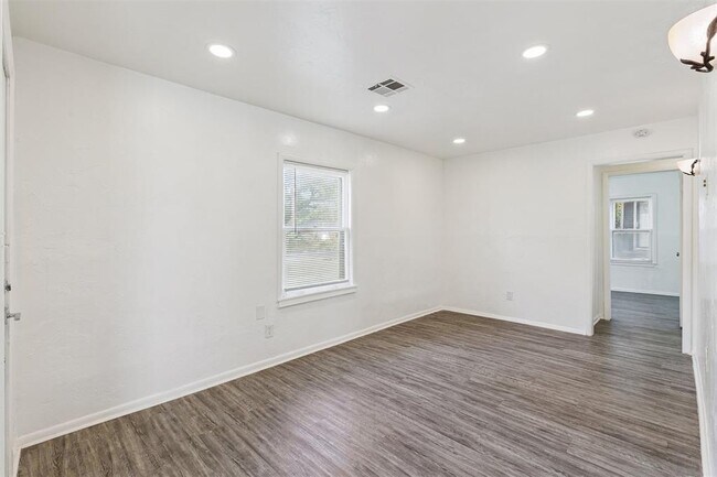 Building Photo - 1006 SE 51st St