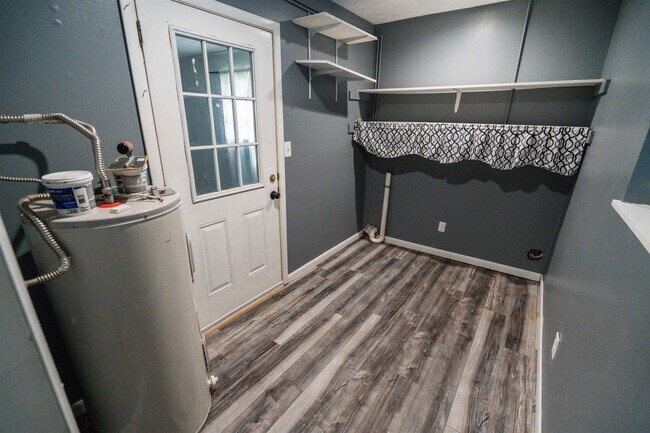 Building Photo - 2013 Shady Oaks Dr