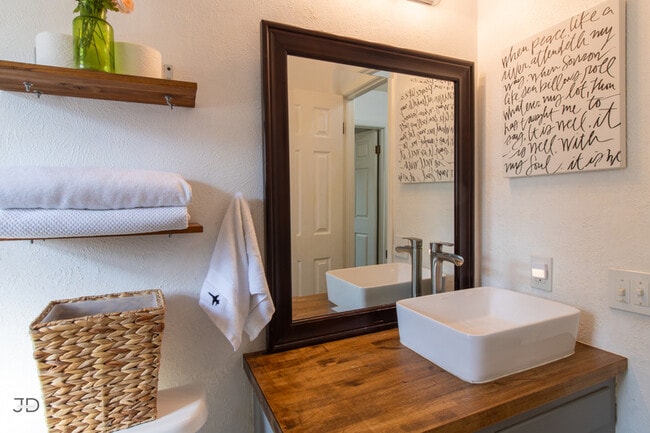 Building Photo - 5604 Greentree Ave