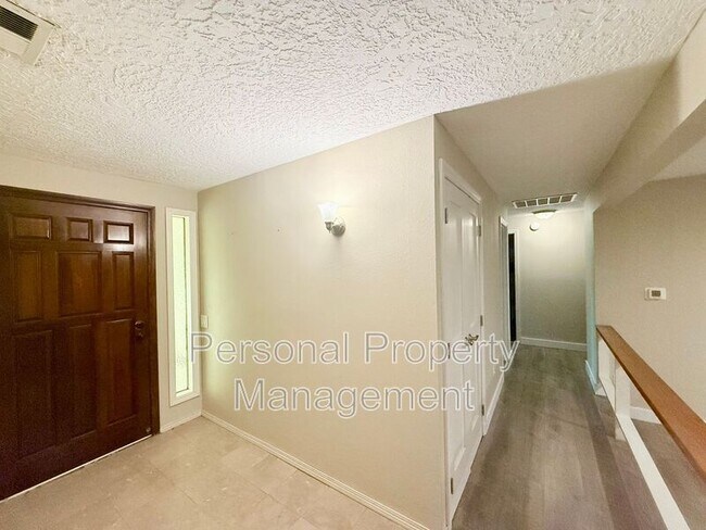 Building Photo - 9411 NE Pinecreek St