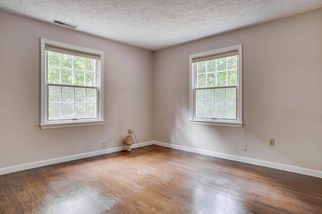 Building Photo - 27 Buttonwood Rd