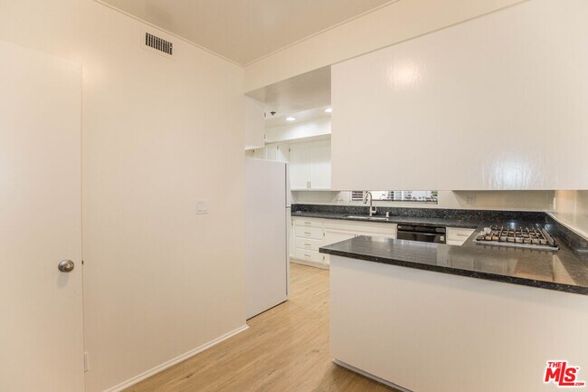 Building Photo - 410 S Barrington Ave