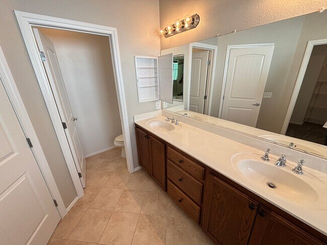 Building Photo - Gorgeous 3Bed/2.5Bath/2Car, 2-Story Home located in Loretta Bay