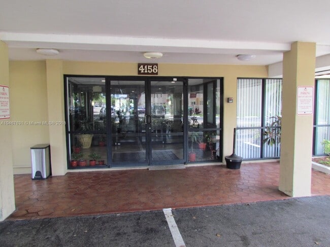 Building Photo - 4158 Inverrary Dr