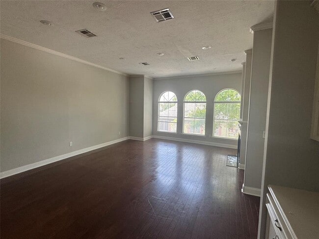 Building Photo - 1419 Sandman St