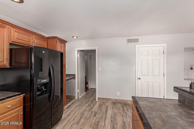 Building Photo - 307 W Santa Cruz Dr