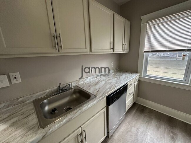 Building Photo - 3026 Monroe Ave