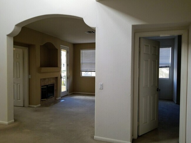 Building Photo - 1350 sqft 2 Bed plus Den, 2 Bath Chula Vista 2Car Garage, Gated community