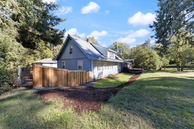 Building Photo - Updated 3 bedroom duplex