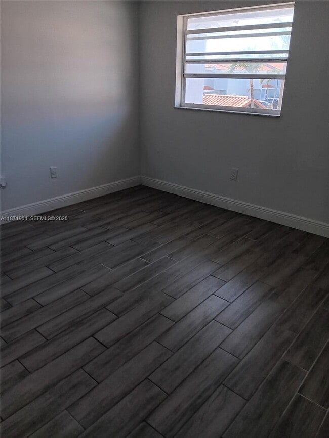 Building Photo - 550 SW 115th Ave