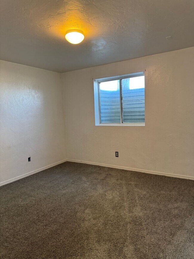 Building Photo - 660 Thistle Dr