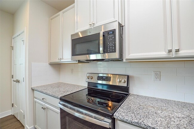 Building Photo - 9833 Oaklawn Blvd NW