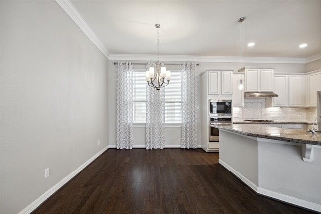 Building Photo - 430 N Live Oak St