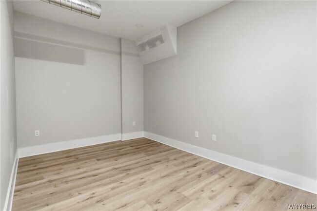 Building Photo - 136 Seneca St