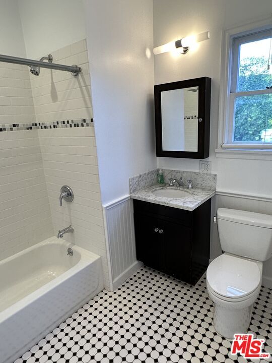 Building Photo - 150 S Orange Dr
