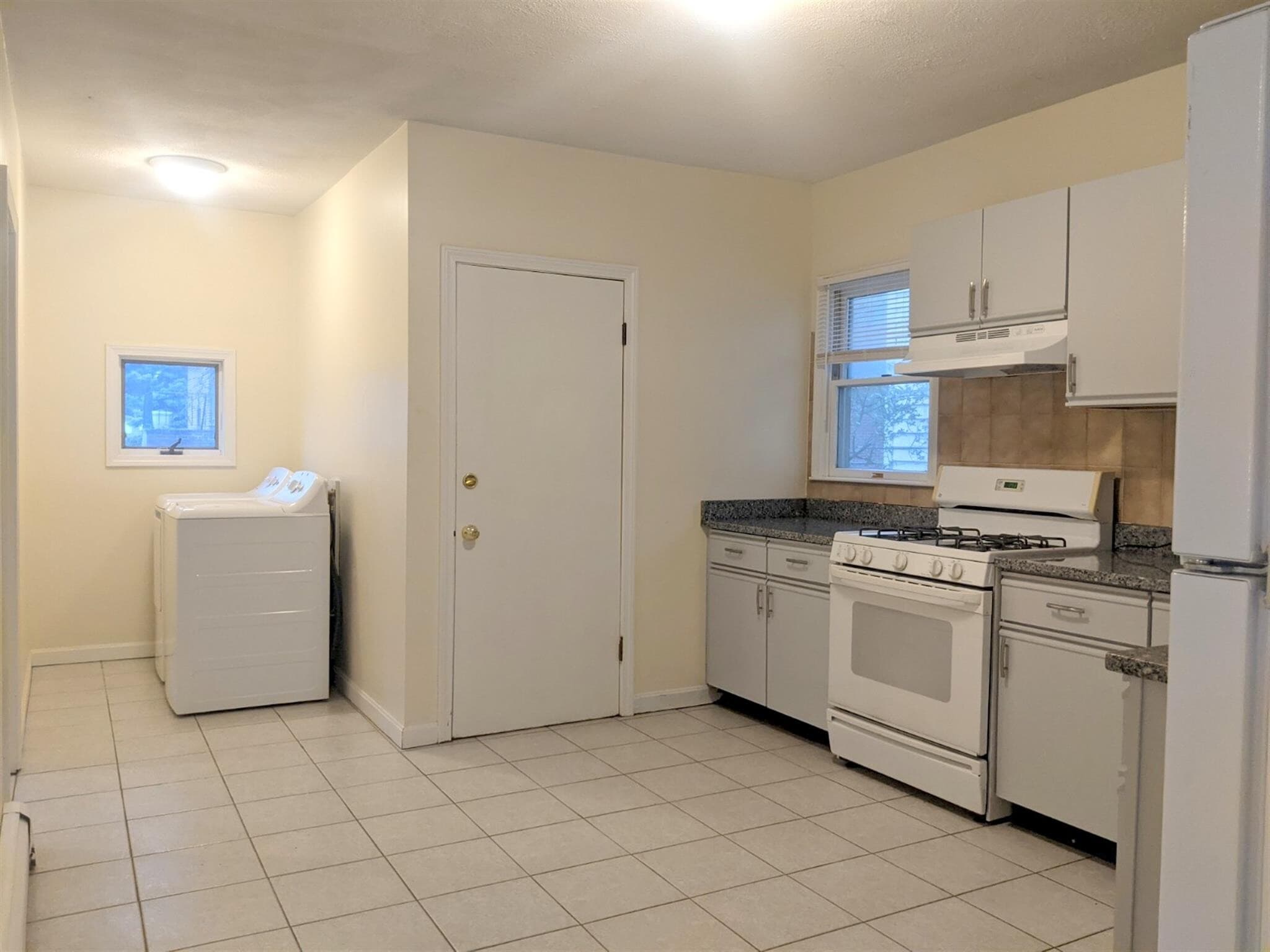 Building Photo - 83 Yorktown St