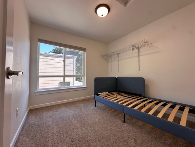 Building Photo - Large UW Townhome available for 2026-2027 school year!