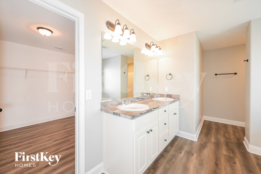 Building Photo - 1921 Roxey Ln