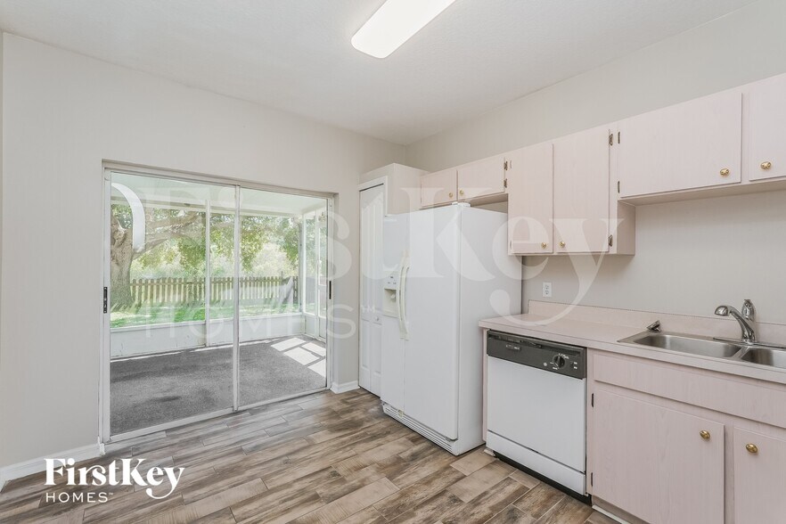 Building Photo - 1044 Lake Shore Ranch Dr