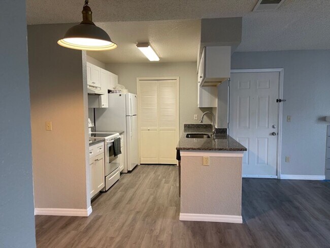 Building Photo - 2550 N Alafaya Trail