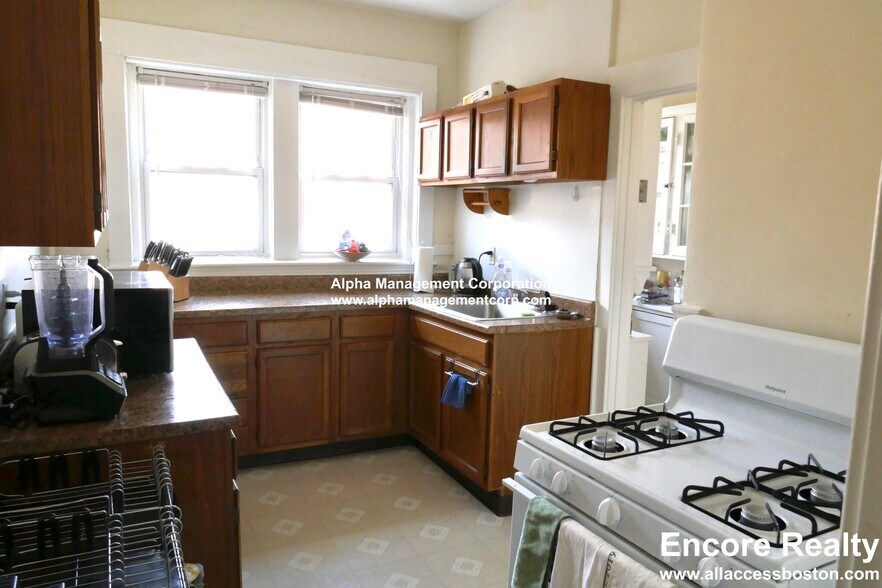 Building Photo - 163 Summer St