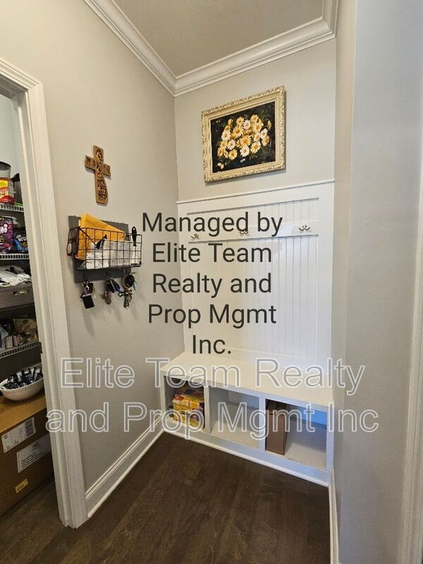 Building Photo - 990 Pennington Dr