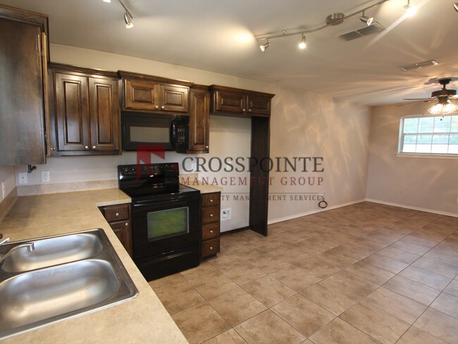 Building Photo - Tour Today! 2 Bed 1.5 Bath Townhome in Lindale!