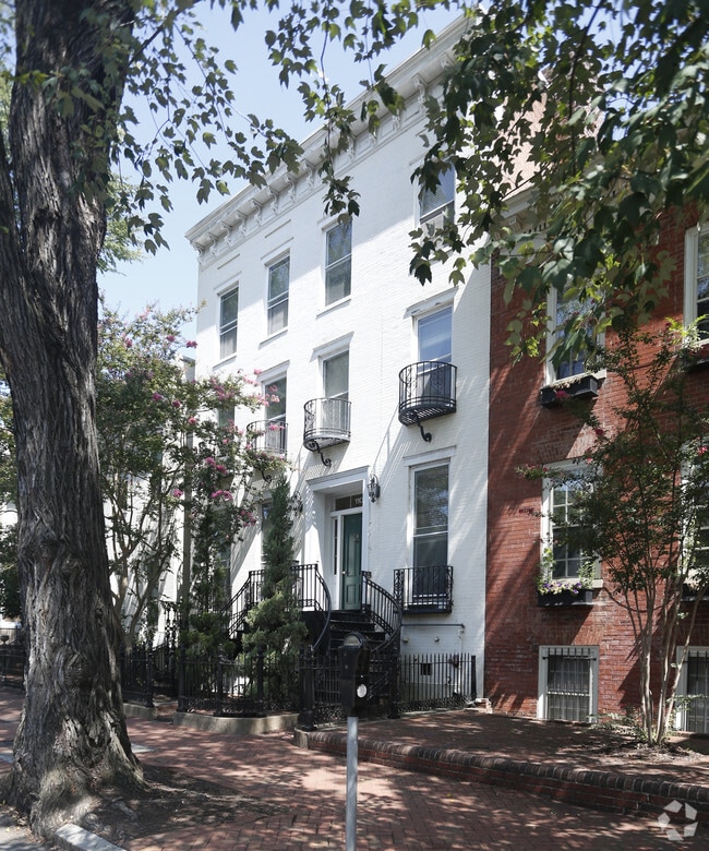 Front Exterior - 110 E Cary St