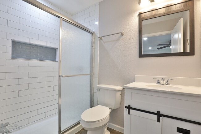 Building Photo - 3 bed, 2 bath, updated with all appliances provided!