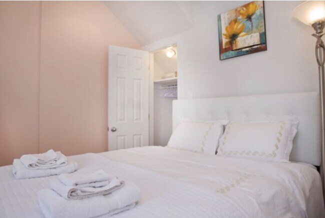 Building Photo - 2803 Ontario Rd NW