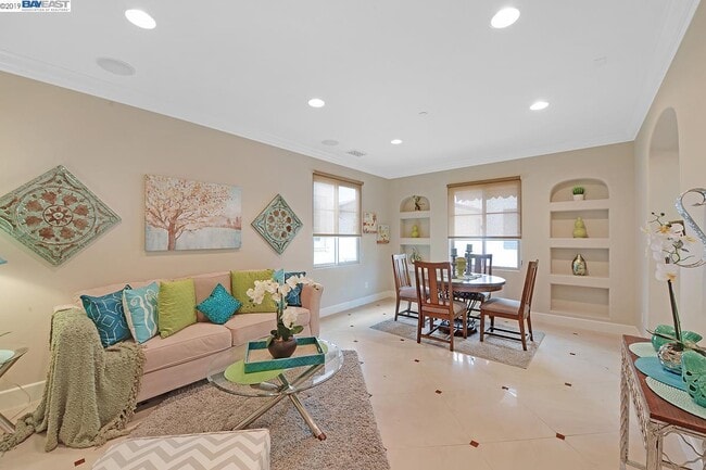Building Photo - 549 Ficus Terrace