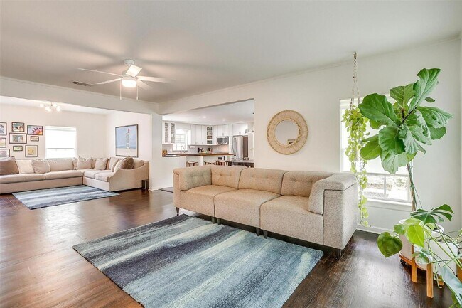 Building Photo - Charming 4-Bed Home with Granite Counterto...