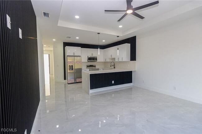 Building Photo - 843 Duplex St E