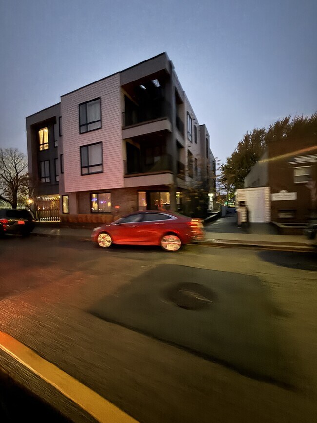 Building Photo - 946 Saratoga St