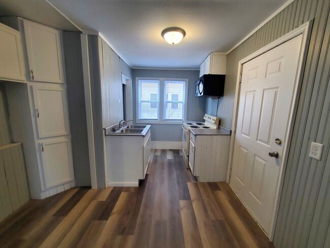 Building Photo - FOR RENT- 416 Riehl-Newly Remodeled! Pets ...