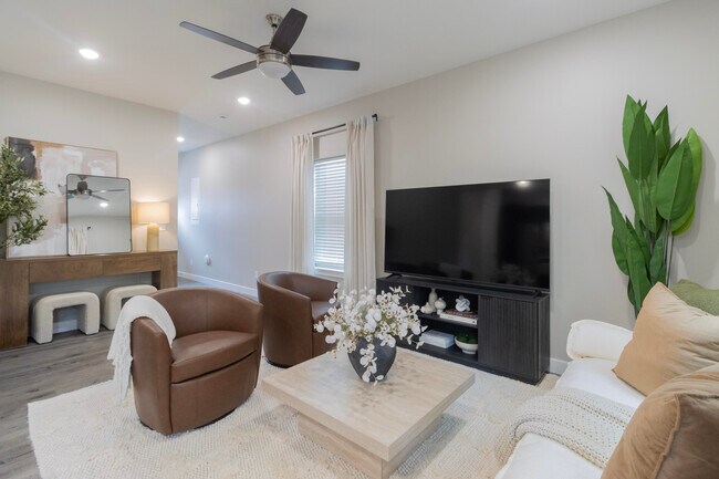 Building Photo - 2801 Emery Dr