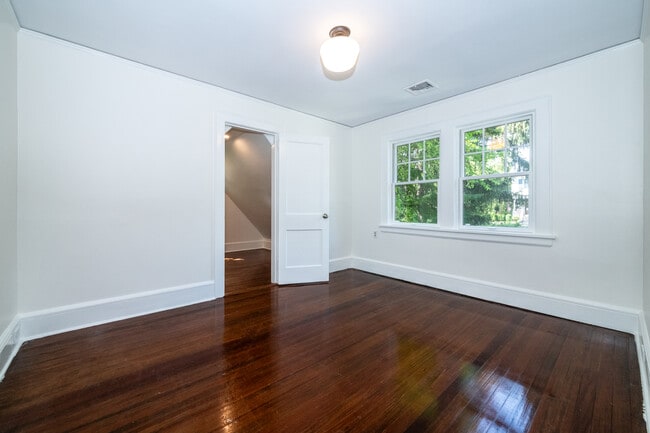 Building Photo - 162 Rockingstone Ave