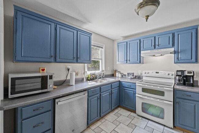 Building Photo - 4009 Maple Dr