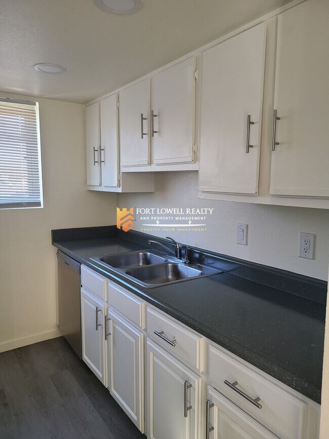 Building Photo - Renovated 2 Bedroom, 1 Bath w/ Washer Dryer Hook Ups and 1 MONTH FREE RENT!