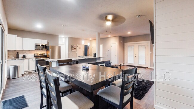 Building Photo - 3120 Greenbriar Dr